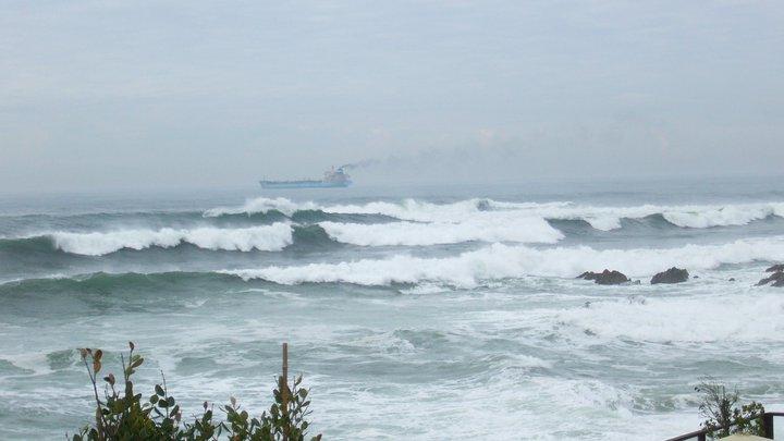 VIDEO | S-a dat mare... &icirc;n mare! Apele dezlănțuite au &icirc;nghițit-o!