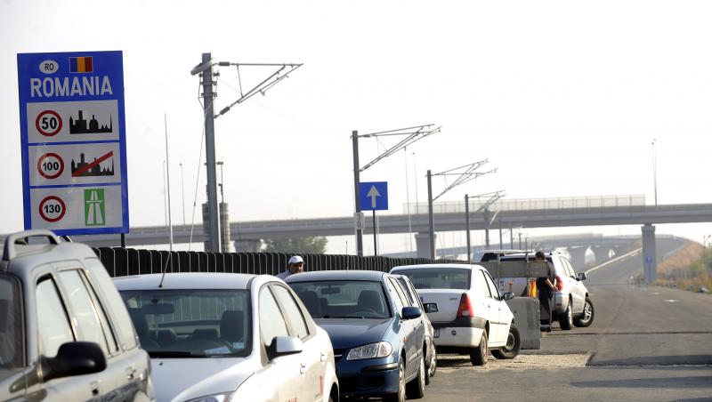 Cel mai INCONȘTIENT șofer: nu vede drumul, dar nici nu încetinește! (VIDEO)