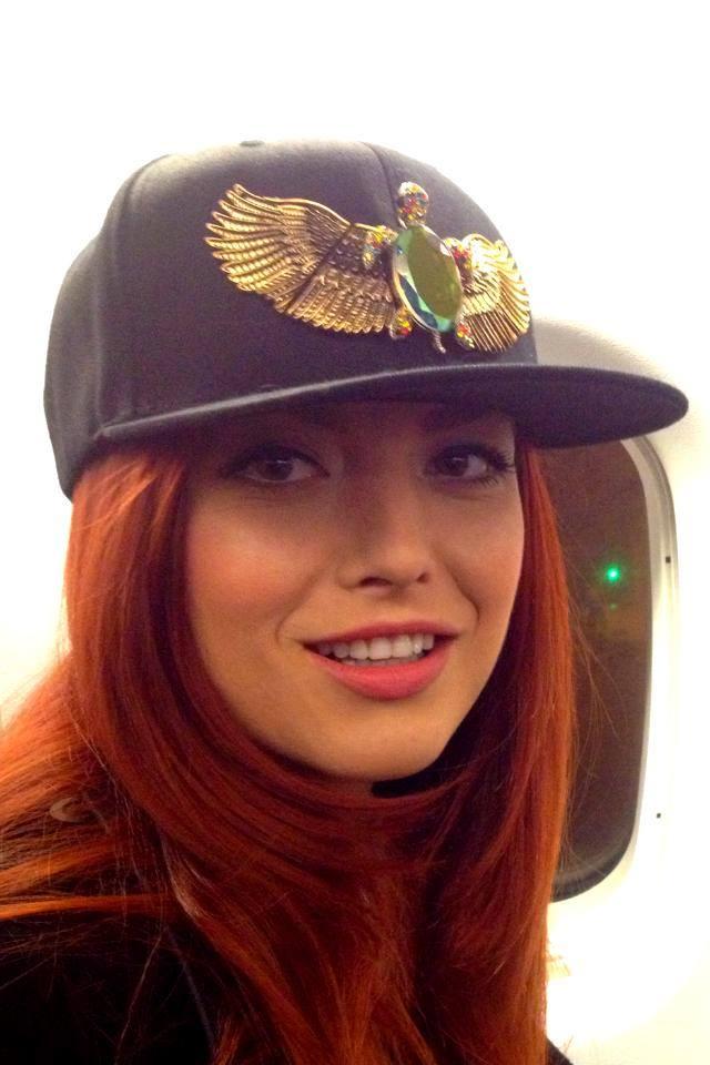 &Icirc;ntrebarea de 15.000 de like-uri! Elena Gheorghe ştie cum să-şi ţină fanii aproape