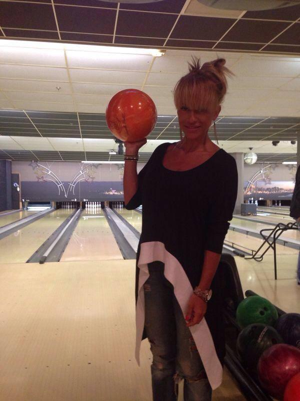 Anda Adam se relaxează la bowling