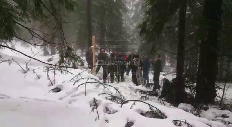 EMOȚIONANT! Localnicii au pus o cruce de lemn &icirc;n locul tragediei