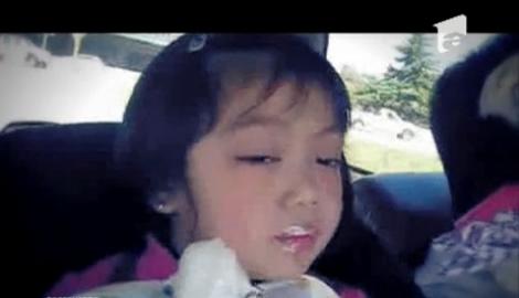 VIRAL! Cum adoarme o fetiță în timp ce mănâncă înghețată