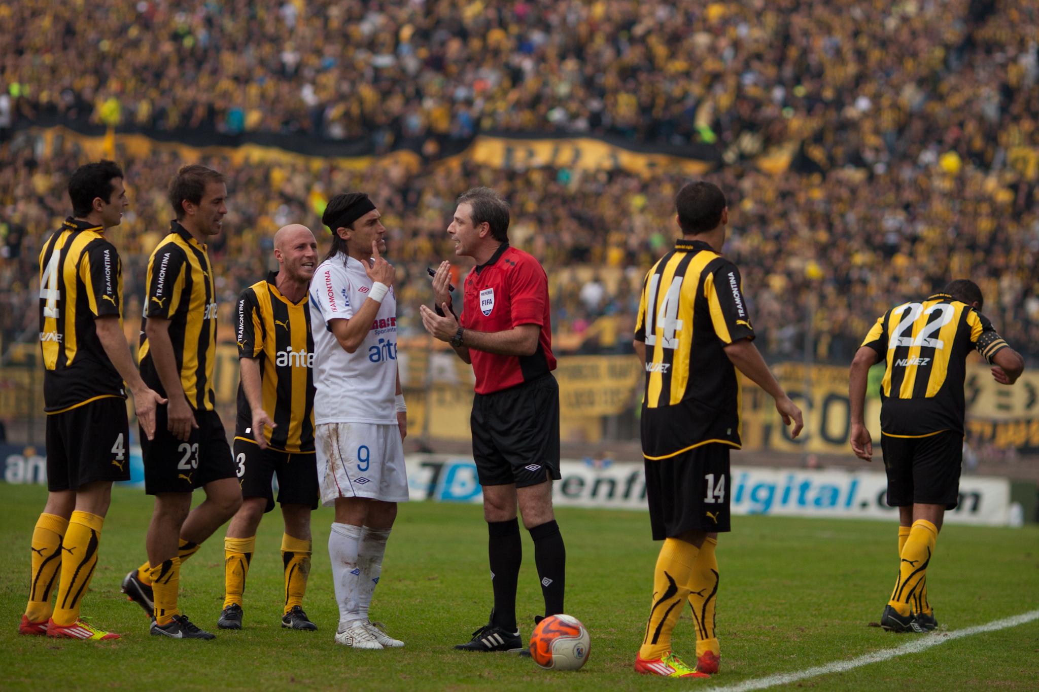 Amical cu scandal! Rivalii de la Penarol şi Nacional s-au bătut mai ceva ca la box