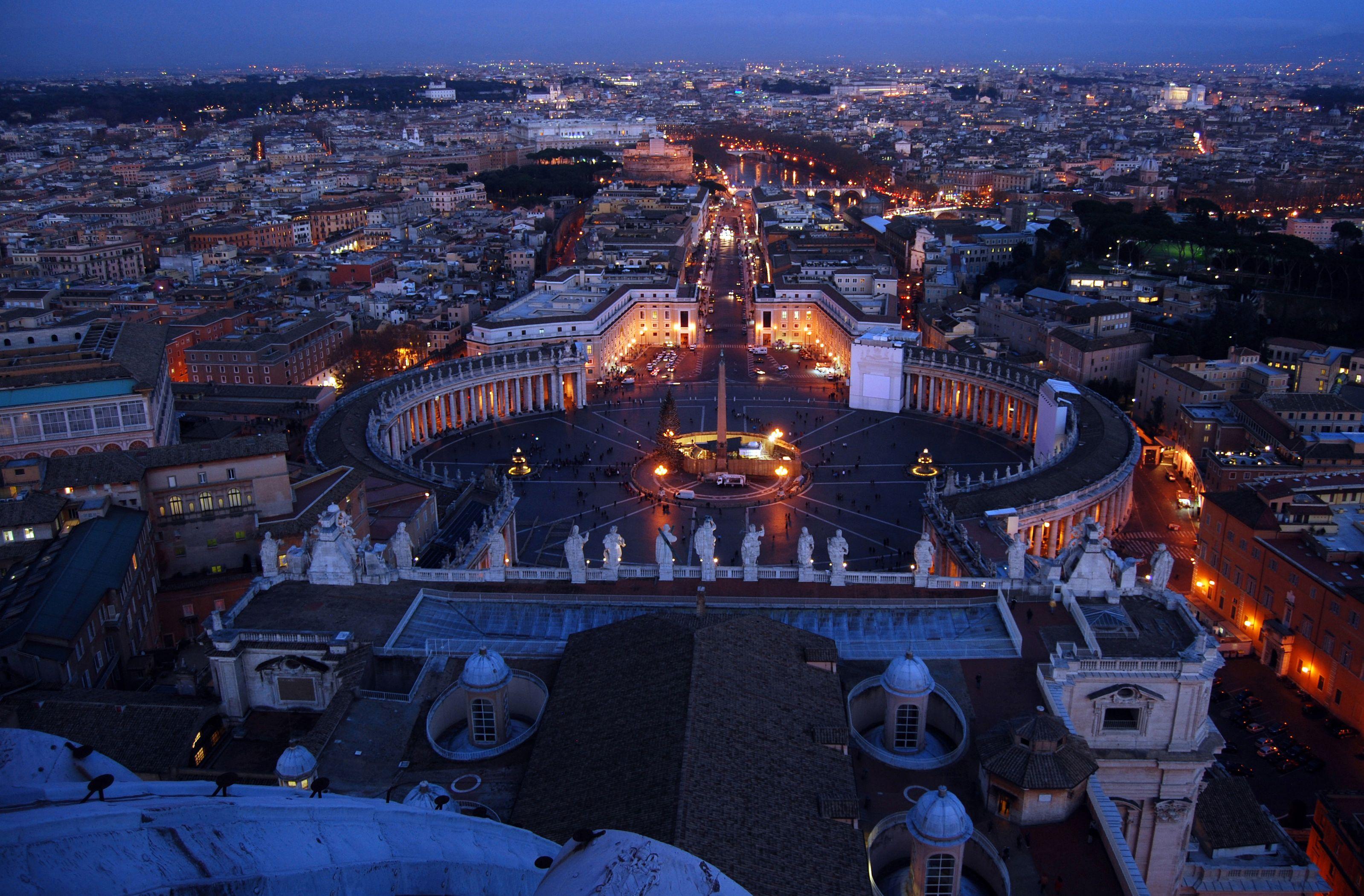 MIZERIA de la Vatican. Papa Francisc a &icirc;ncremenit c&acirc;nd a descoperit ce se face cu BANII din donaţii