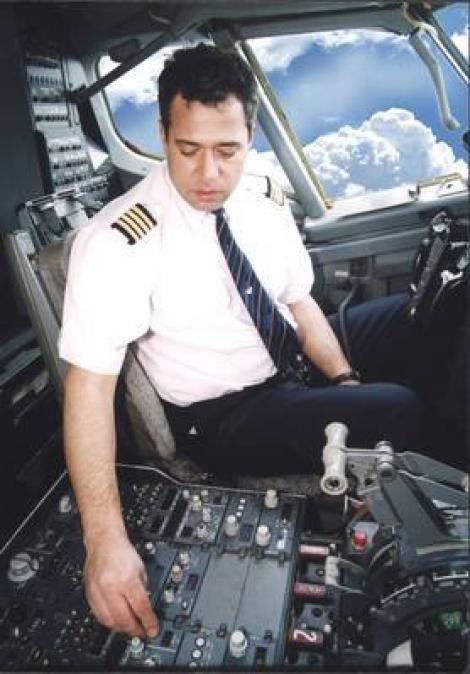 Iată cum arăta Adrian Iovan tânăr, la manșa avionului (FOTO)
