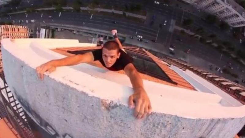 VIDEO: La un pas de MOARTE! Ce fac tinerii ăştia la sute de metri înălţime