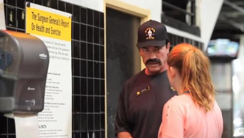 Arnold Schwarzenegger le-a făcut o farsă clienţilor unei săli de fitness din California