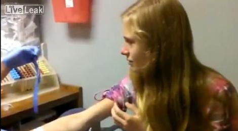 VIDEO! Teama de ace, dusă la extrem: O adolescentă, faţă în faţă cu o seringă