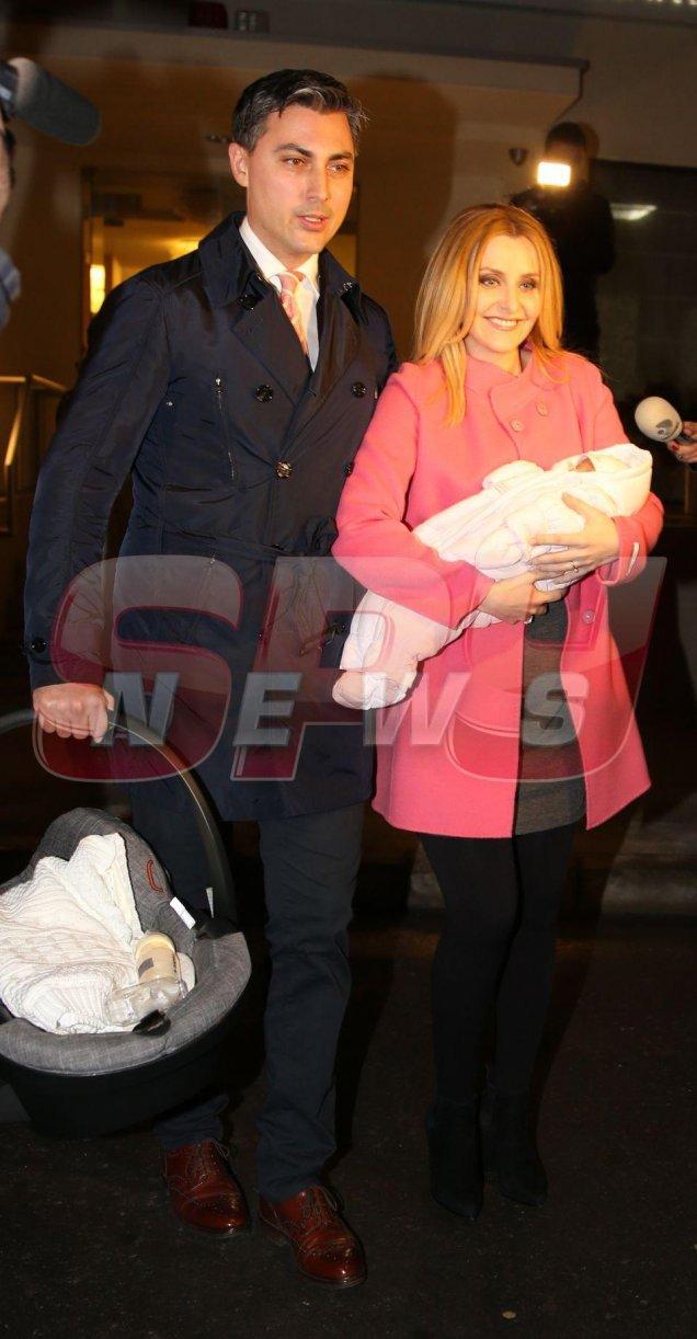 Primele zile &icirc;n formula de trei! Iată cum s-au descurcat Alina Sorescu şi soţul ei cu Bebica