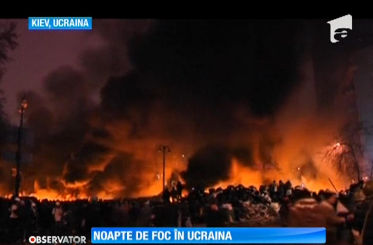 Manifestanţii de la Kiev s-au baricadat &icirc;n spatele unui zid de flăcări