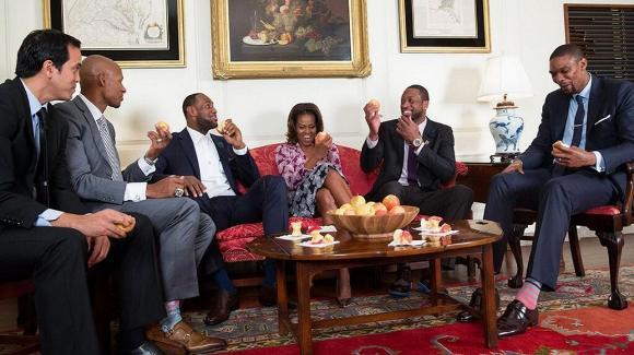 Michelle Obama şi-a dat &icirc;nt&acirc;lnire la Casa Albă cu unii dintre cei mai tari baschetbalişti din NBA