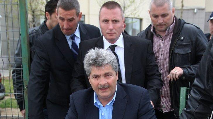 Sorin Ovidiu V&icirc;ntu, dus la Parchet pentru că ar fi folosit acte de identitate false