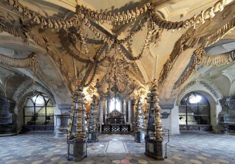 Galerie FOTO: Ai vizita vreodată o biserică "accesorizată" cu peste 40.000 de cranii?