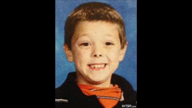 Erou la 8 ani! Un băieţel a salvat 6 persoane, dar a murit &icirc;ncerc&acirc;nd să-şi scoată bunicul din casa &icirc;n flăcări