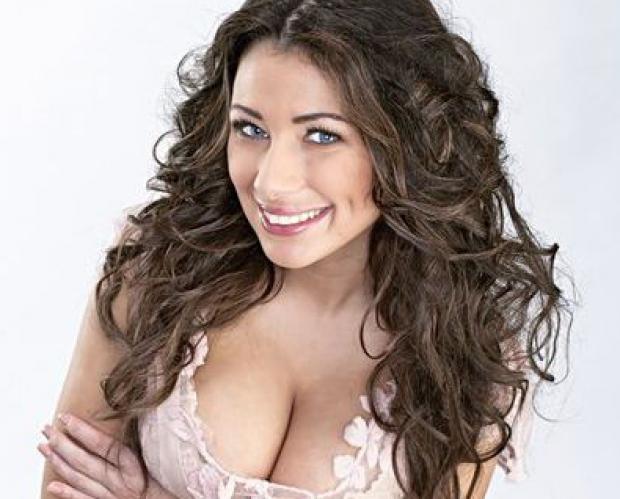 Roxana Vancea, &icirc;napoi &icirc;n timp! Iat-o pe frumoasa vedetă &icirc;ntr-o ipostază de zile mari