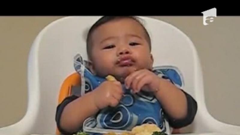 N-o să vă vină să credeți! Iată un bebeluș care-și mănâncă cu poftă legumele!