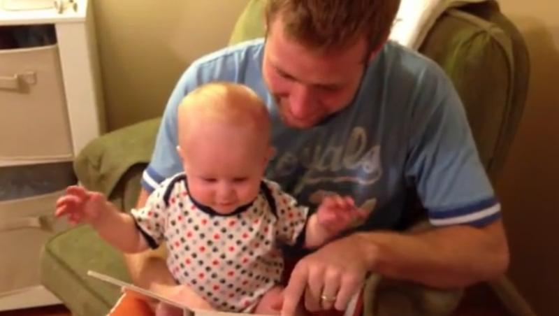 Vei râde cu lacrimi! Cum reacționează un bebeluș, când tatăl lui îi citește povești