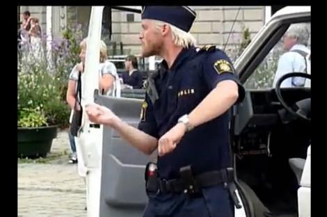 AMUZANT! Un polițist dansator... doar pe străzile din Suedia