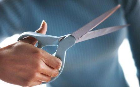 ŞOCANT! I-a spus frizerului că nu-i place cum a fost tuns şi a fost &icirc;njunghiat