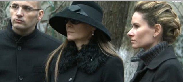 Durere fără margini! Mesaj emoţionant pe coroana depusă de Romaniţa şi Albert la morm&acirc;ntul lui Adrian Iovan