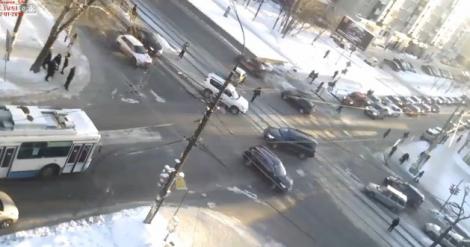 Scene de GTA în Rusia! Un individ intră cu mașina pe trotuar și lovește mai mulți pietoni