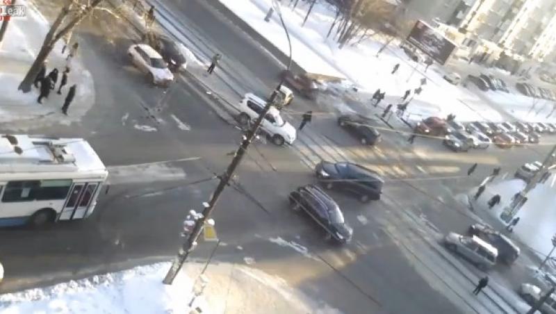 Scene de GTA în Rusia! Un individ intră cu mașina pe trotuar și lovește mai mulți pietoni