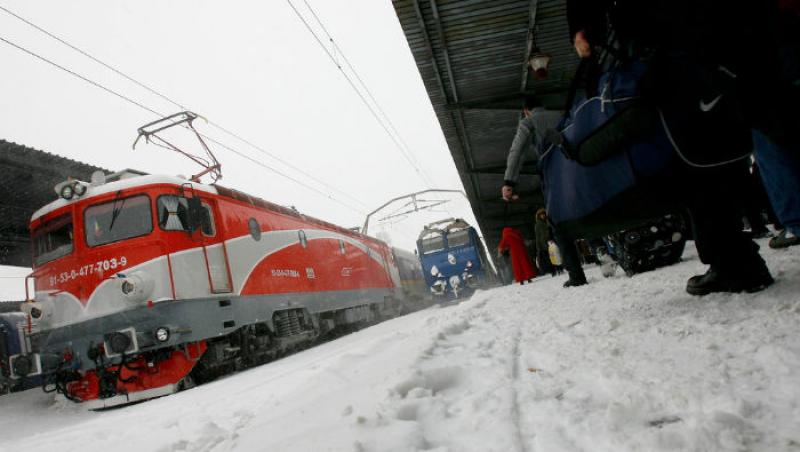 Ninsoarea a înghețat traficul feroviar! Sute de călători au fost blocați în trenuri mai multe ore