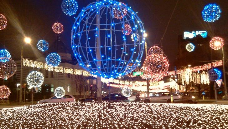 Un primar a &icirc;mpodobit din nou cu ghirlande o comuna din județul Mehedinţi