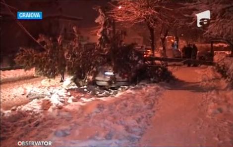 Șoferii ghinioniști au curățat mașinile de zăpadă și de copaci