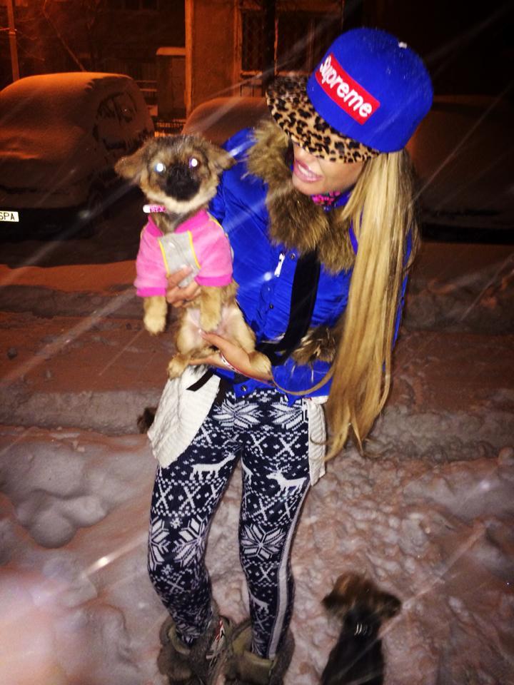 Foto ghicitoare! Iarna face victime celebre. Cine crezi că este domnișoara aflată &icirc;n dificultate?