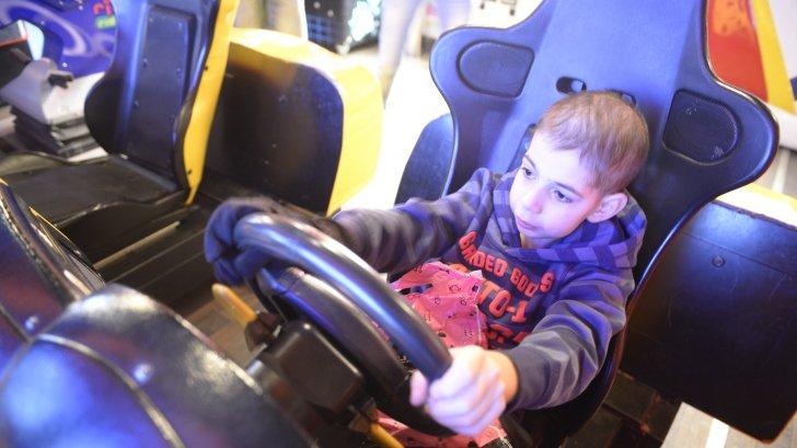 &Icirc;ntre malpraxis şi z&acirc;mbet! Povestea puştiului care a suferit 12 operaţii şi a &icirc;nvins cancerul