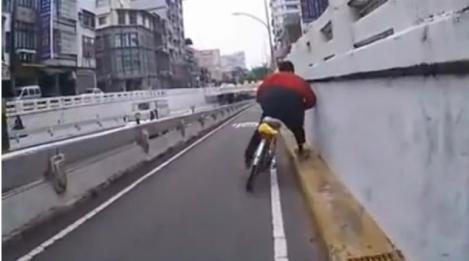 VIDEO! El este cel mai nepriceput biciclist din lume