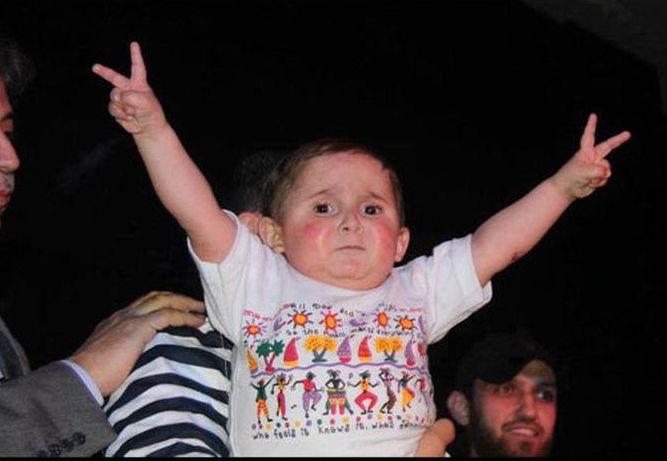 Cum să &icirc;nmoi inima unui poliţist &icirc;n plin conflict? Rom&acirc;nia e &icirc;n topul imaginilor emoţionante