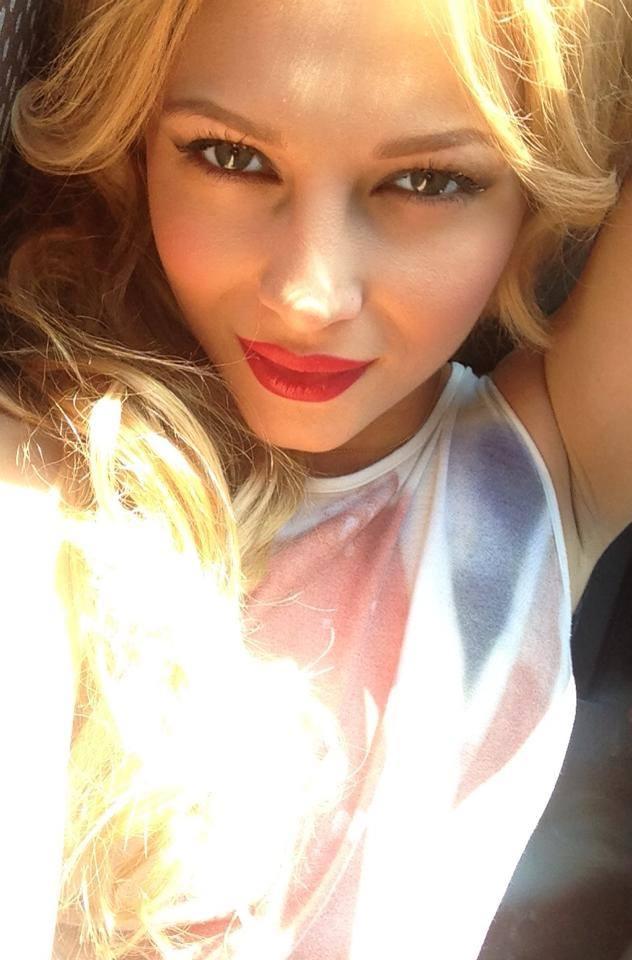 Lora şi-a pus fanii pe jar: "Se măreşte familia"