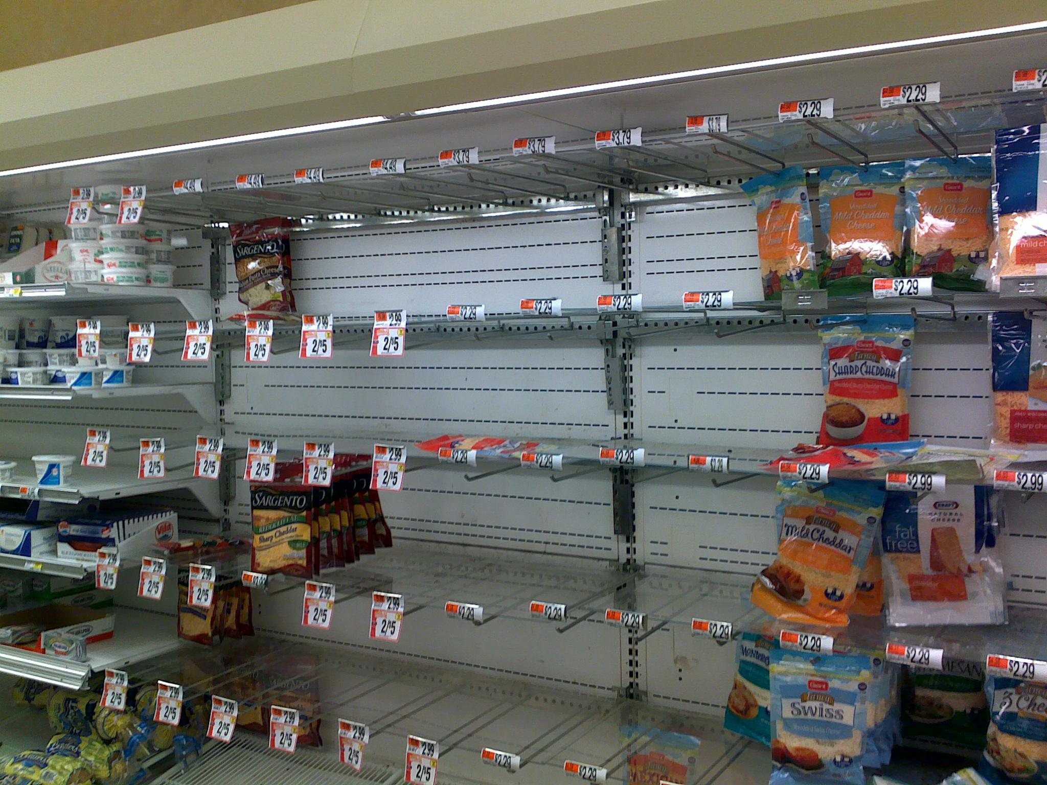 Victimele colaterale ale viscolului: Hipermarketurile mai au marfă DOAR pentru 3 zile!