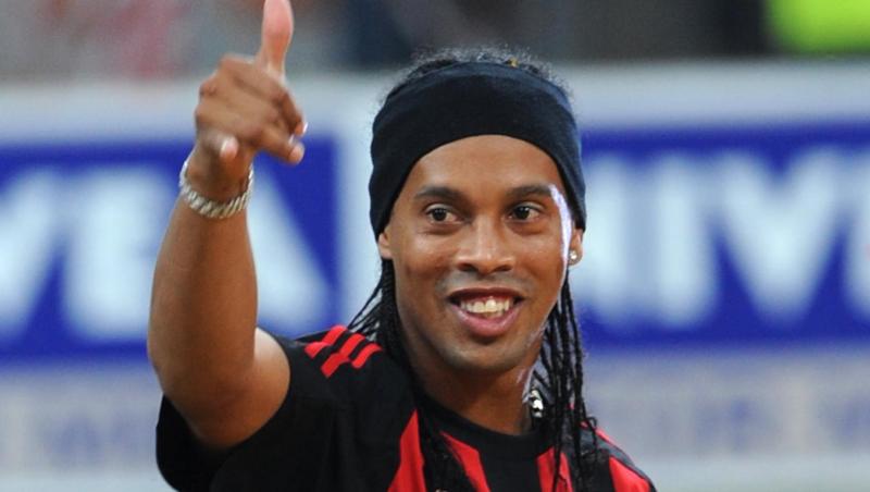 Ronaldinho a dat fotbalul pe cântat! Iată cum se descurcă brazilianul pe note muzicale