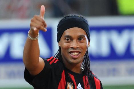 Ronaldinho a dat fotbalul pe cântat! Iată cum se descurcă brazilianul pe note muzicale
