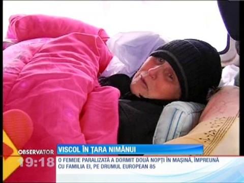 Revoltător! O femeie paralizată și familia sa, blocați pe DN2 și uitați de lume!
