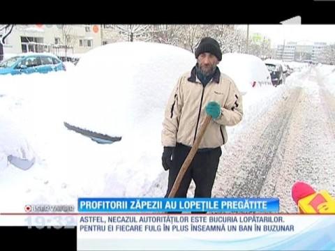 Zăpada vine cu o nouă meserie: "Lopătarul zilier"!