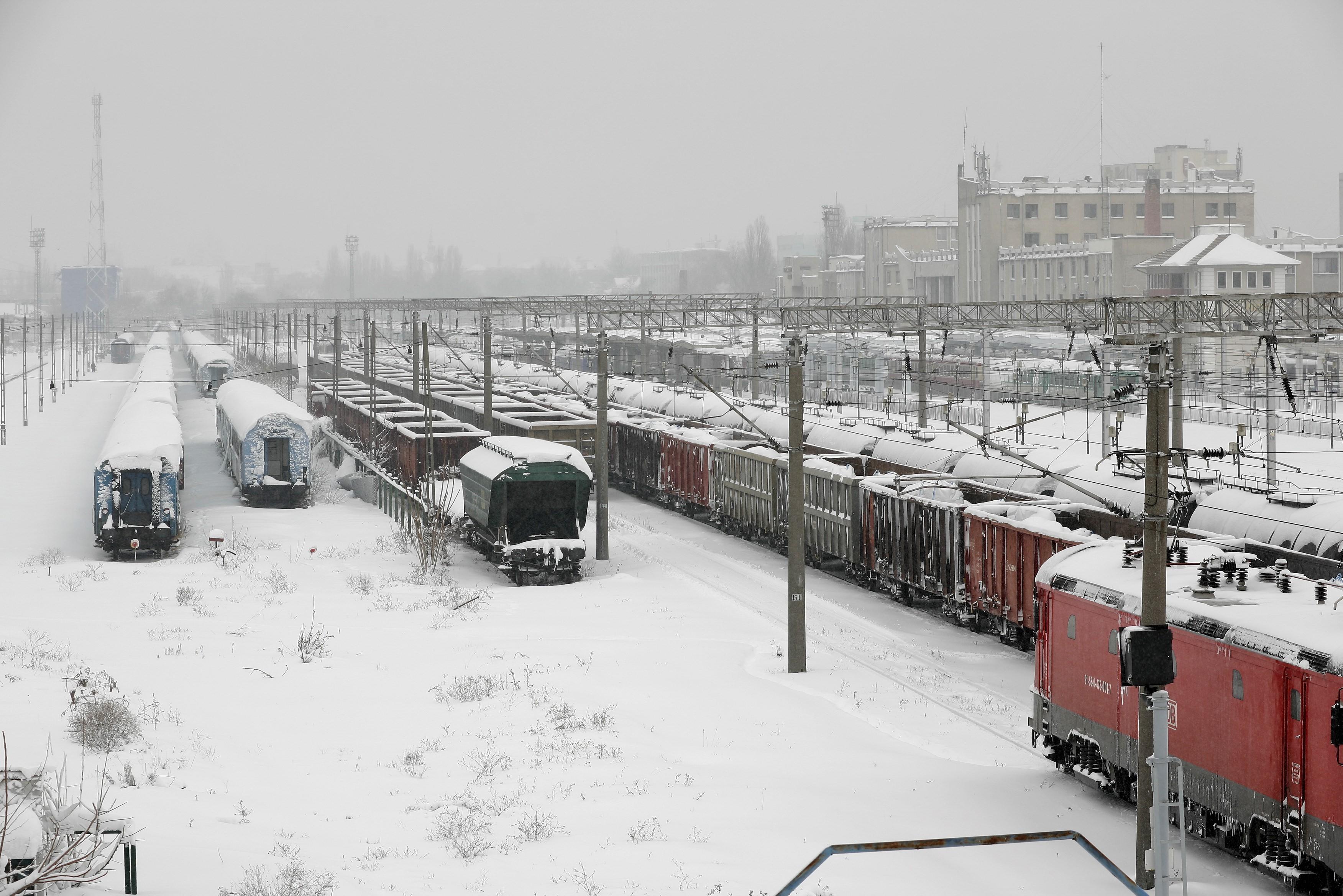 Traficul feroviar, restricţionat pe zece linii. 105 trenuri sunt ANULATE!