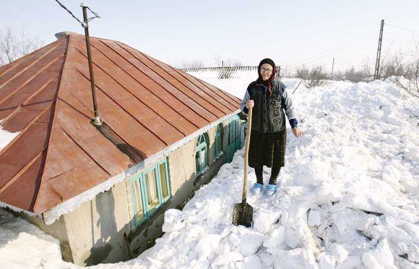 Viață de coșmar! Bătr&acirc;nii din Buzău sunt PRIZONIERII &bdquo;deșertului alb&rdquo;!