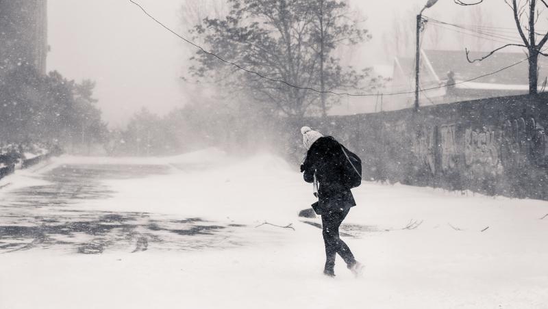 Vremea cu Flavia Mihășan: ”Iubitorii fulgilor de nea sunt în Paradisul Zăpezilor. Ninge, ninge și iar ninge!”