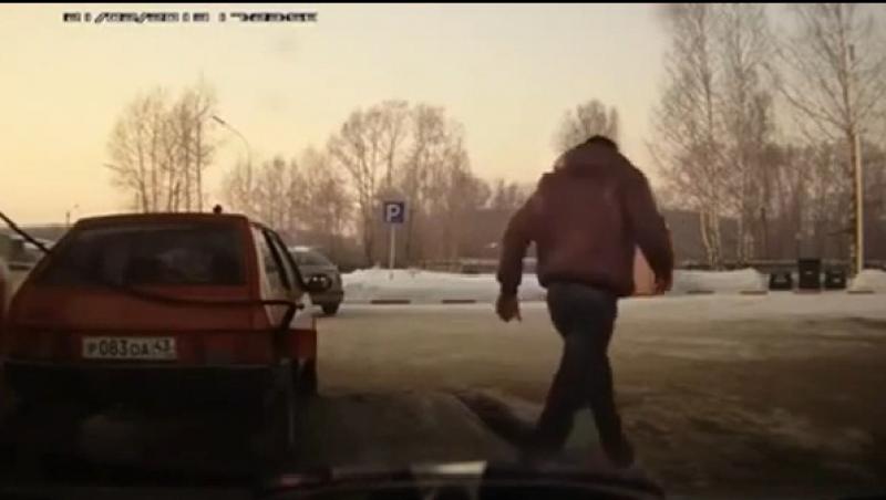 VIDEO! Un rus așează mașina la pompa de benzină, cu forța mușchilor