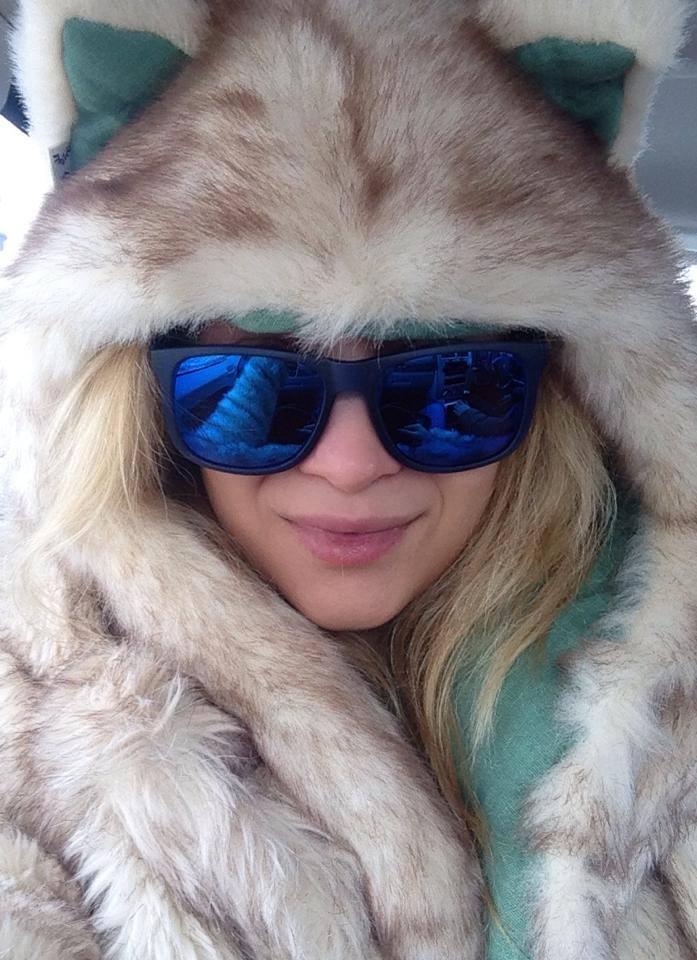 Aşa vreme, aşa ţinută! Recunoşti vedeta?