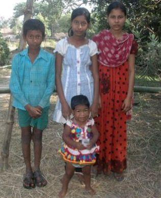 O fată de 19 ani arată ca un copil de DOI ani!