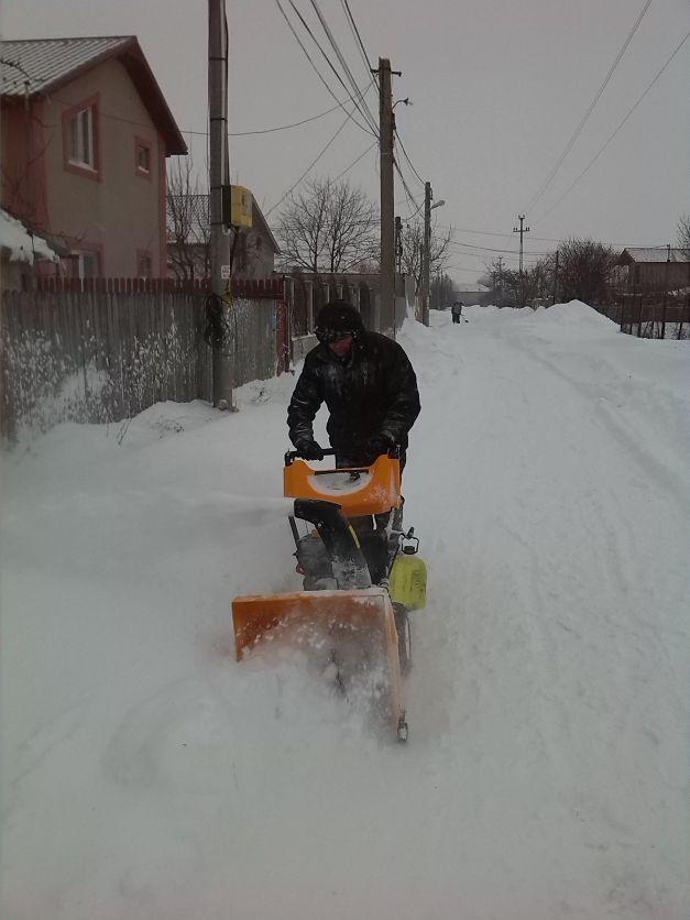 Rom&acirc;nul cu spirit de iniţiativă! Un focşănean a deszăpezit singur o stradă pentru a face primăria de r&acirc;s!