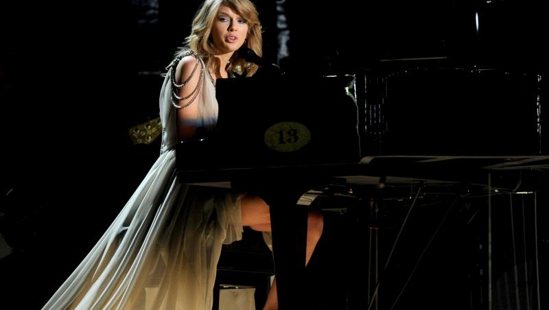 Vezi cine o bate pe Taylor Swift cu piciorul în gură! Clipul ce a strâns 2.000.000 de vizualizări în două zile