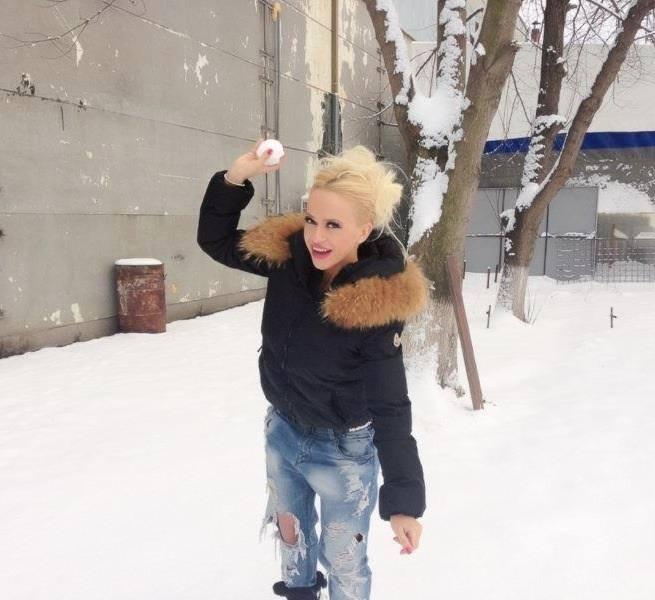 Cine se bagă la o săpuneală cu Anda Adam?