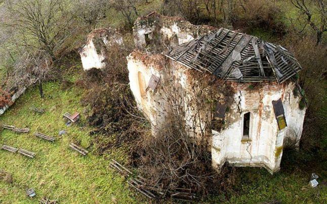 Biserică din Rom&acirc;nia, lăsată &icirc;n paragină! &Icirc;n ea se găseau bucăţi din veşm&acirc;ntul Fecioarei Maria