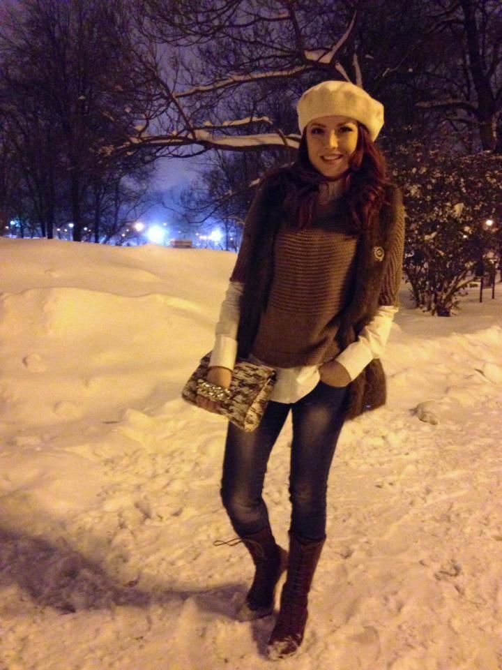 Elena Gheorghe nu ţine cont de vremea de afară! Aşa a ieşit să "admire Cişmigiul"